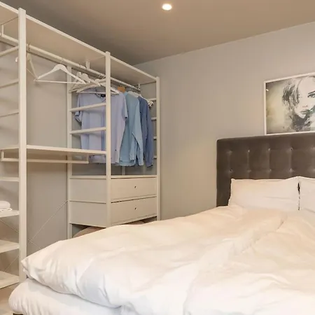 With Three Bedrooms In The Middle Of Bergen! 公寓