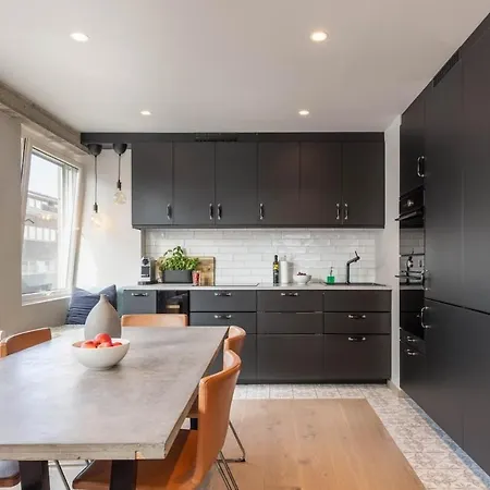 With Three Bedrooms In The Middle Of Bergen! برغن
